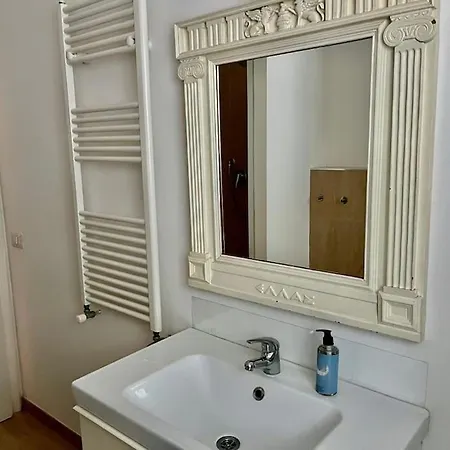 Angolo Di شقة